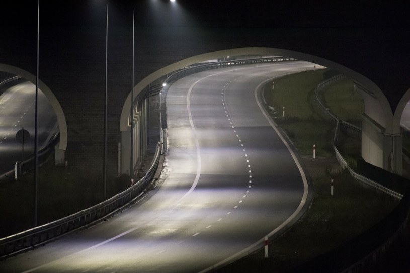 Szaleńcza jazda ulicami miasta z prędkością 300 km/h - wszystko na żywo w sieci!