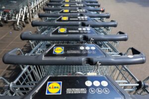 Lidl wprowadza nowe formy płatności. Karty i kupony znanej sieci będą honorowane.