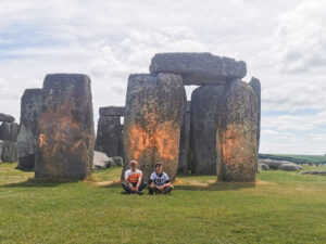 Aktywiści zatrzymani za pomalowanie Stonehenge pomarańczową farbą. Powód? "Bardzo irytujące"