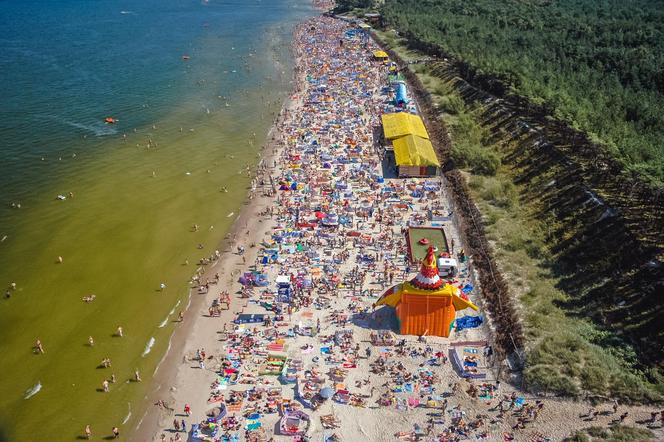 Rekordowe tłumy na plażach podczas długiego weekendu