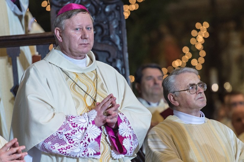 Kontrowersje po gorącej wypowiedzi biskupa Szlachetki. "Unikajmy mocniejszych słów"