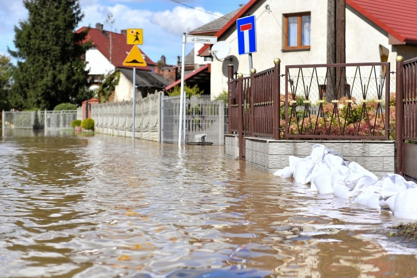 MSWiA w akcji - pomoc dla poszkodowanych powodziami: woda, łóżka, konserwy i koce.