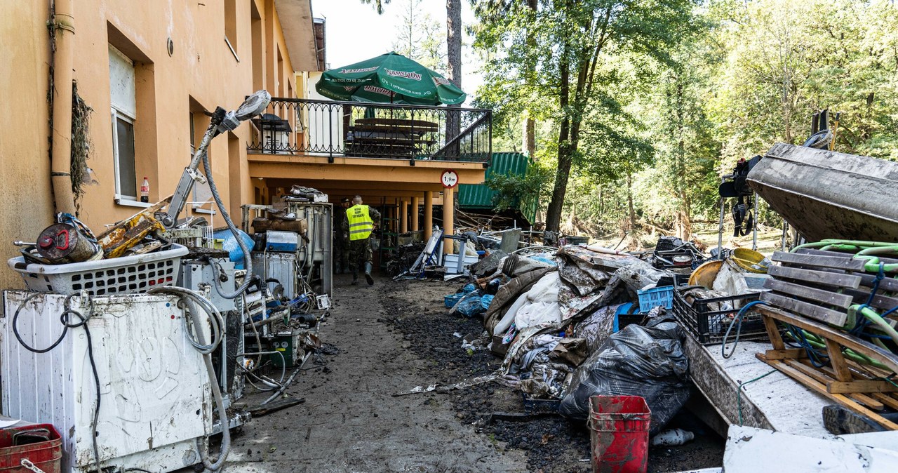 Niemiecki land szykuje pomoc dla poszkodowanych przez powódź. Dotrze do nich specjalne nakładki na mopy.