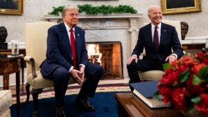 Joe Biden uśmiecha się, witając Donalda Trumpa. Internauci podejrzewają, że nie głosował na Kamalę Harris.