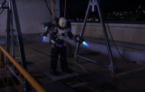 Prawie jak superbohater! Latający robot humanoid w akcjach ratunkowych