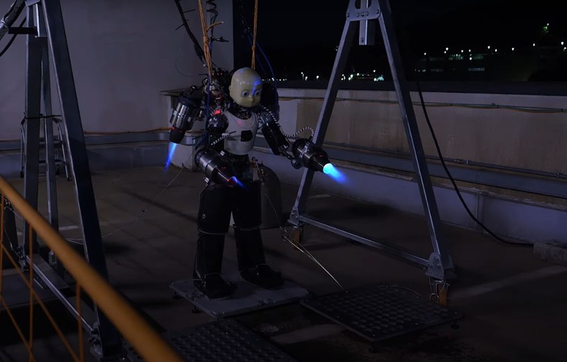 Prawie jak superbohater! Latający robot humanoid w akcjach ratunkowych