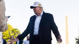 Amerykańscy obywatele udzielili Donalda Trumpa ostrzeżenia w formie żółtej kartki za wywołanie wojny handlowej. Jego ekipa już wskazała osobę odpowiedzialną.