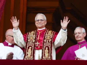 Oto trzy propozycje unikalnych tytułów zachowujących sens oryginału: 1. Papież z Chicago: Leon XIV burzy wiekowe konwenanse Watykanu 2. Leon XIV – Amerykanin na tronie papieskim przełamuje watykańskie tabu 3. Nowy papież z Chicago przełamuje tradycje Watykanu: pontyfikat Leona XIV