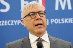 Oto kilka propozycji unikalnych tytułów o zachowanym sensie: 1. „Nagrania ujawnione”. Giertych szeroko o tzw. taśmach Tuska 2. „Rozmowy ujrzały światło dzienne”. Giertych szczegółowo komentuje taśmy Tuska 3. Giertych komentuje szeroko tzw. taśmy Tuska: ujawniono rozmowy 4. „Rozmowy wypłynęły”. Giertych dogłębnie analizuje taśmy Tuska 5. Giertych zabiera głos po publikacji tzw. taśm Tuska: treść rozmów już znana