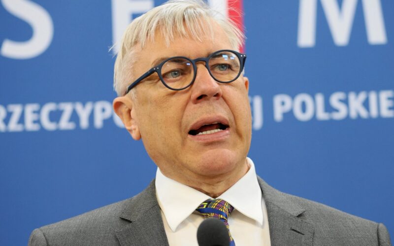 Oto kilka propozycji unikalnych tytułów o zachowanym sensie: 1. „Nagrania ujawnione”. Giertych szeroko o tzw. taśmach Tuska 2. „Rozmowy ujrzały światło dzienne”. Giertych szczegółowo komentuje taśmy Tuska 3. Giertych komentuje szeroko tzw. taśmy Tuska: ujawniono rozmowy 4. „Rozmowy wypłynęły”. Giertych dogłębnie analizuje taśmy Tuska 5. Giertych zabiera głos po publikacji tzw. taśm Tuska: treść rozmów już znana