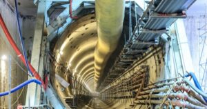 Impozantny gigant wierci pod Warszawą - prawie 100 metrów i 600 ton