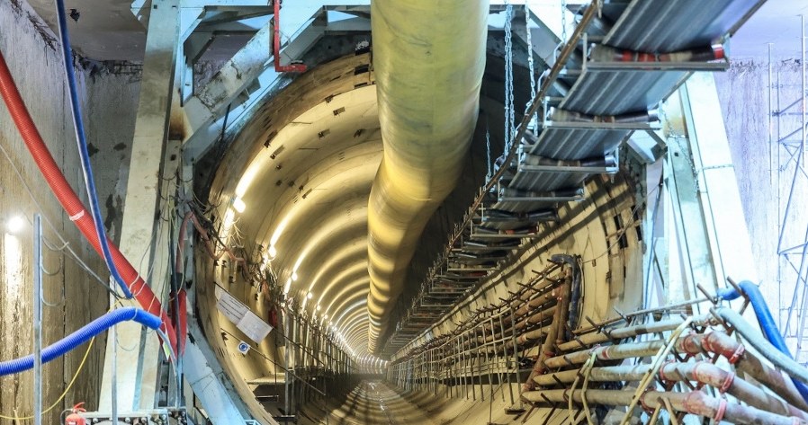 Impozantny gigant wierci pod Warszawą - prawie 100 metrów i 600 ton