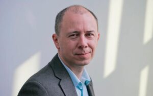 Oto kilka propozycji przeredagowanego tytułu: 1. Felieton pod prąd – głos na przekór 2. Felieton na przekór schematom 3. Tekst pod prąd: spojrzenie z innej strony 4. Felieton kontrariański 5. Na opak: felieton pod prąd 6. Felieton na przekór utartym ścieżkom 7. Przeciwko prądowi: felieton 8. Pod prąd – felieton nieoczywisty 9. Felieton na bakier z głównym nurtem 10. Felieton wbrew prądowi
