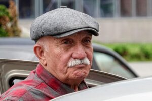 Oto propozycje przeredagowanego tytułu, zachowujące sens oryginału: 1. Unia Europejska planuje zmniejszyć liczbę starszych kierowców – oto, jak chce to osiągnąć 2. UE przedstawia plany ograniczenia liczby seniorów za kierownicą. Takie działania zapowiada 3. Unia Europejska dąży do zmniejszenia liczby starszych kierowców. Takie są jej zamierzenia 4. UE szykuje zmiany — mniej starszych kierowców na drogach. Oto, jak chce to wprowadzić 5. Jak UE chce ograniczyć obecność starszych kierowców na drogach? Poznaj planowane kroki Jeśli zależy Ci na innym stylu lub formie, daj znać!