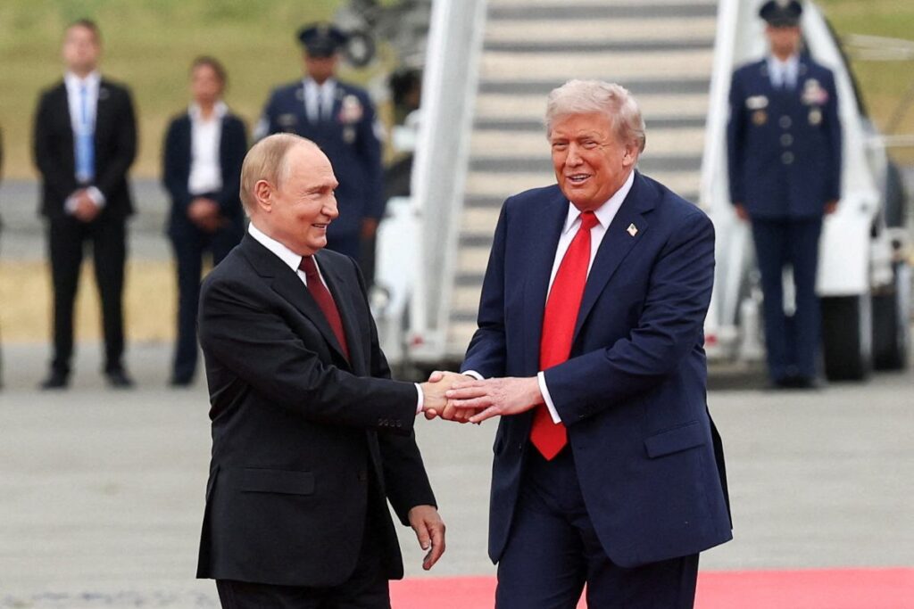 Putin stanął obok Trumpa. Zaskakujące pytanie na spotkaniu – rosyjski przywódca nieoczekiwanie zareagował gestem