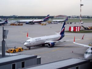 Masowy atak dronów na rosyjskie miasta, w tym Moskwę. Zakłócenia i paraliż na lotniskach