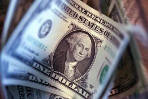 Oto kilka propozycji unikalnych tytułów o tym samym sensie: 1. Dolar umacnia się po amerykańskich atakach na Iran – inwestorzy wybierają bezpieczne aktywa 2. Amerykańska waluta na fali po atakach USA na Iran; inwestorzy stawiają na bezpieczeństwo 3. Ataki USA na Iran wzmacniają dolara – inwestorzy uciekają do bezpiecznych przystani 4. Eskalacja napięć między USA a Iranem podnosi wartość dolara; inwestorzy szukają schronienia 5. W reakcji na ataki USA na Iran dolar zyskuje, a inwestorzy kierują się ku bezpiecznym aktywom
