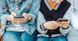 Dzieci bez telefonów w szkole - inicjatywa rodziców, którzy stworzyli specjalny ruch