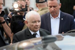 Oto kilka propozycji unikalnych tytułów zachowujących sens oryginału: 1. Jarosław Kaczyński krytykuje Konfederację: "Widoczne głębokie podziały" 2. Kaczyński ostro o Konfederacji: "To środowisko jest wyraźnie rozdwojone" 3. Lider PiS komentuje Konfederację: "Widać tam poważne rozwarstwienie" 4. Jarosław Kaczyński wskazuje na podziały w Konfederacji: „Mamy do czynienia z rozłamem” 5. Kaczyński punktuje konfederatów: "To ugrupowanie jest mocno rozdwojone"