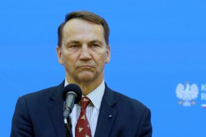 „Chciałbym wiedzieć, który doradca okazał się takim idiotą” – Sikorski ostro komentuje wyciek notatki rządowej