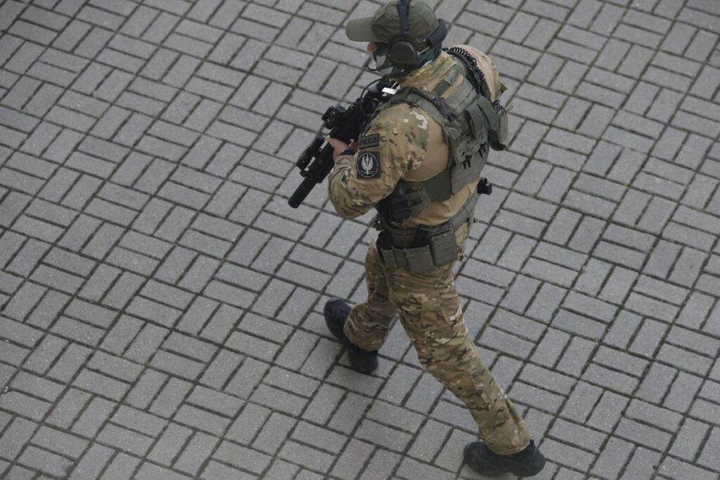 Mężczyzna pojawił się w oknie – mieszkańcy zaniepokojeni, na miejscu interwencja kontrterrorystów