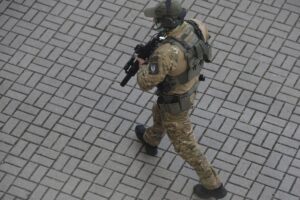Mężczyzna pojawił się w oknie – mieszkańcy zaniepokojeni, na miejscu interwencja kontrterrorystów