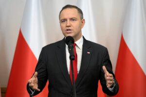 Oto propozycje przeredagowanego tytułu: 1. Nawrocki apeluje o pojednanie Polaków i Ukraińców: "Nie wolno nam przemilczeć bolesnej prawdy" 2. "Nie możemy zignorować trudnych faktów" – Nawrocki nawołuje do pojednania polsko-ukraińskiego 3. Nawrocki: pojednanie polsko-ukraińskie wymaga otwartości na trudne tematy 4. Apel Nawrockiego o polsko-ukraińskie zbliżenie: "Musimy zmierzyć się ze smutnymi faktami" 5. Nawrocki o dialogu polsko-ukraińskim: "Pojednanie możliwe tylko przez uznanie bolesnej historii" Jeśli chcesz, mogę również przygotować wersję jeszcze bardziej skróconą lub autorską!