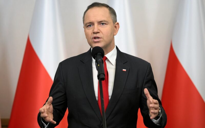 Oto propozycje przeredagowanego tytułu: 1. Nawrocki apeluje o pojednanie Polaków i Ukraińców: "Nie wolno nam przemilczeć bolesnej prawdy" 2. "Nie możemy zignorować trudnych faktów" – Nawrocki nawołuje do pojednania polsko-ukraińskiego 3. Nawrocki: pojednanie polsko-ukraińskie wymaga otwartości na trudne tematy 4. Apel Nawrockiego o polsko-ukraińskie zbliżenie: "Musimy zmierzyć się ze smutnymi faktami" 5. Nawrocki o dialogu polsko-ukraińskim: "Pojednanie możliwe tylko przez uznanie bolesnej historii" Jeśli chcesz, mogę również przygotować wersję jeszcze bardziej skróconą lub autorską!