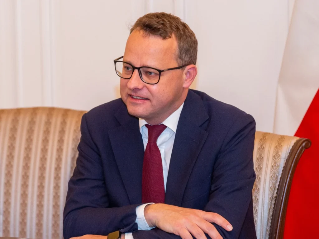 Romanowski na Węgrzech – w polskim biurze częstuje papryką