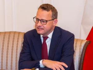 Romanowski na Węgrzech – w polskim biurze częstuje papryką