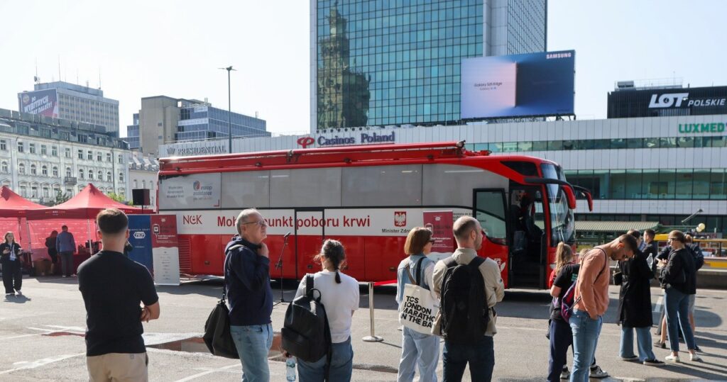 Oto kilka propozycji unikalnych tytułów zachowujących sens oryginału: 1. Z jakiego powodu oddawanie krwi co tydzień jest niemożliwe? Odpowiedź kryje się w Twoim ciele 2. Dlaczego organizm nie pozwala na cotygodniowe oddawanie krwi? 3. Czemu nie wolno oddawać krwi co tydzień? To wyjaśnia fizjologia 4. Twój organizm wie, dlaczego nie oddasz krwi każdego tygodnia 5. Oddawanie krwi co tydzień — dlaczego to nie jest możliwe i co na to organizm?
