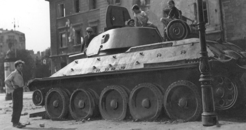 Rosyjskie czołgi T-34, IS-2 i ISU-152 powracają na pole bitwy: wielkie wojenne zabytki wracają do akcji