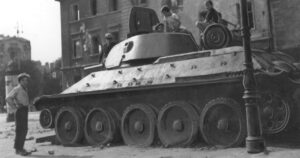 Rosyjskie czołgi T-34, IS-2 i ISU-152 powracają na pole bitwy: wielkie wojenne zabytki wracają do akcji
