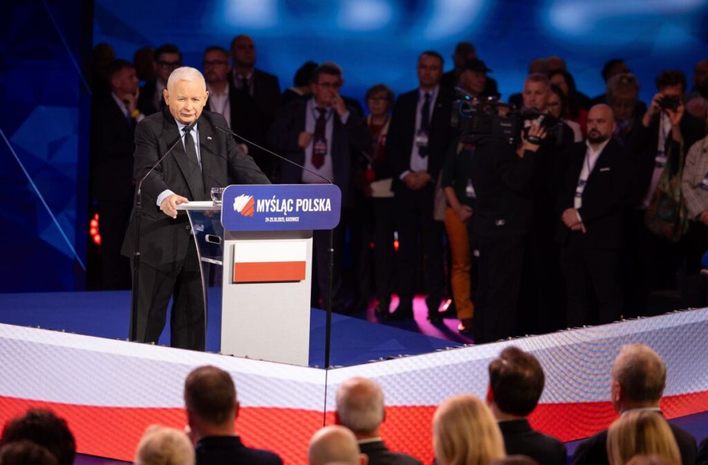 Oto kilka propozycji przeredagowanego tytułu o zachowanym sensie i unikalnym charakterze: 1. Kaczyński mobilizuje na finał konwencji PiS: "Czas napiąć muskuły" 2. Zakończenie konwencji PiS z apelem Kaczyńskiego: "Musimy pokazać siłę" 3. Przesłanie Kaczyńskiego na finał konwencji PiS: "Niech każdy napnie muskuły" 4. Kaczyński wzywa do mobilizacji na końcu konwencji PiS: "Pora napiąć muskuły" 5. Na zakończenie konwencji PiS Kaczyński zachęca: "Pokażmy naszą siłę"