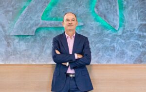 Oto kilka propozycji przeredagowanego tytułu: 1. Prezes Action: zamierzam sfinalizować dwa kluczowe przedsięwzięcia 2. Dyrektor generalny Action: moim celem jest realizacja dwóch ważnych projektów 3. Kierujący Action: priorytetem jest ukończenie dwóch strategicznych inicjatyw 4. Szefostwo Action skupia się na doprowadzeniu do końca dwóch dużych projektów 5. Lider Action stawia na finalizację dwóch kluczowych projektów