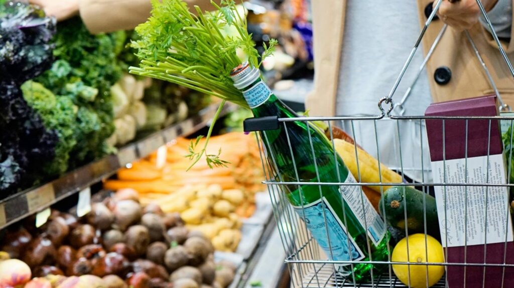 Oto kilka propozycji unikalnych tytułów o zachowanym sensie: 1. Polska traci urok zakupowy w oczach Niemców – era tanich zakupów dobiega końca 2. Niemcy rezygnują z zakupowych wycieczek do Polski – ceny już nie kuszą jak dawniej 3. Zakupy w Polsce już nie przyciągają Niemców – atrakcyjność cenowa spada 4. Tanie zakupy w Polsce przechodzą do historii – Niemcy szukają innych kierunków 5. Polska już nie rajem zakupowym dla Niemców – zmiana realiów cenowych