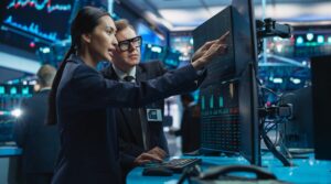 Pięć sektorów z potencjałem: w co zainwestować 50 tys. zł na giełdzie do 2026 roku? Gotowe strategie budowy portfela