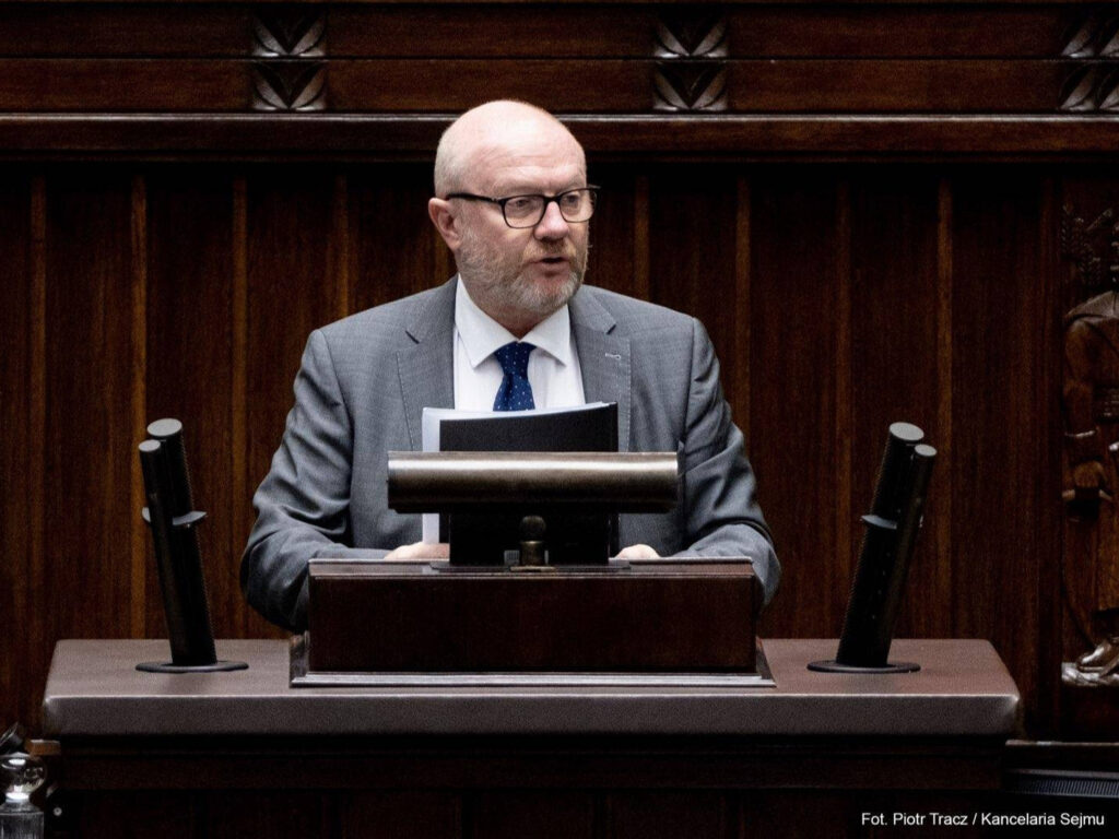 Wiceminister ds. migracji rezygnuje ze stanowiska w rządzie