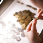 Na co zwracać uwagę przy sprzedaży złotych monet: próba, certyfikat, stan i rynek