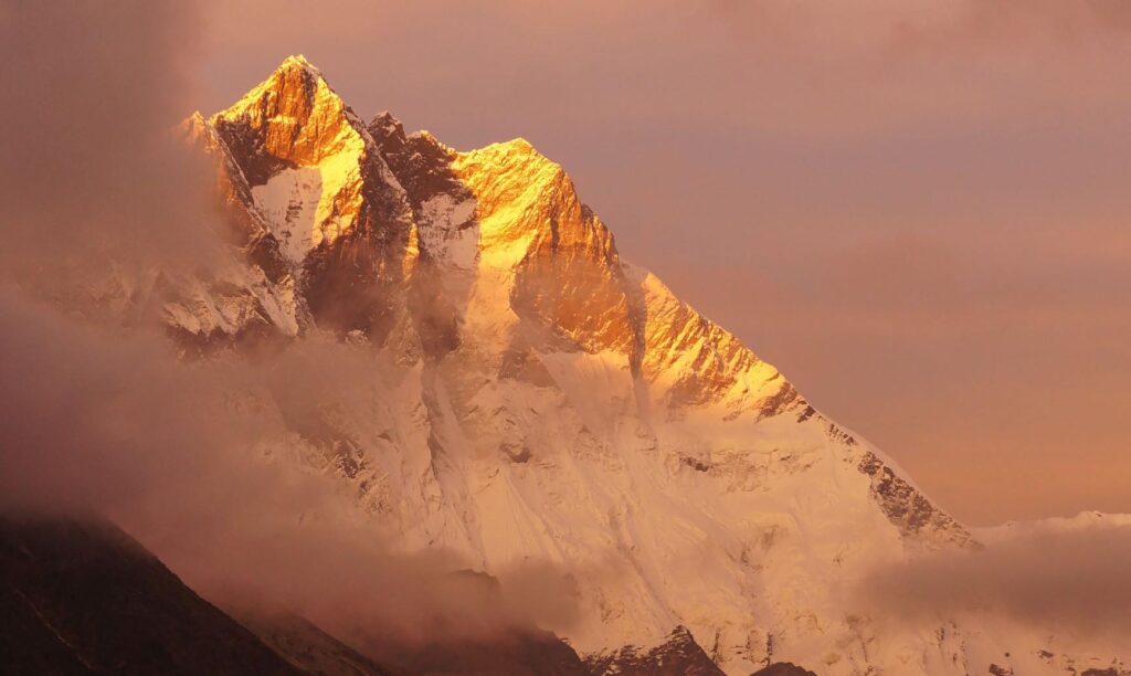 Himalaistów na Mount Evereście zatrzymały trudne warunki pogodowe. Chiny organizują akcję ratunkową