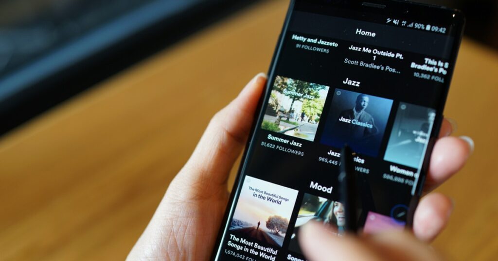 AI generuje muzykę dominującą platformy streamingowe. Oto dane liczbowe.