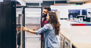 Jaką lodówkę No Frost wybrać? Kluczowe informacje przed zakupem bezszronowego urządzenia
