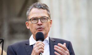 Oto trzy propozycje unikalnych, zachowujących sens tytułu przeredagowań: 1. "Okazaliśmy Polsce arogancję" – czołowy polityk CDU o kwestii zadośćuczynienia 2. "Przyznajemy się do arogancji wobec Polski" – ważny głos CDU na temat reparacji 3. "Nasza arogancja wobec Polski" – wpływowy polityk CDU komentuje temat odszkodowań