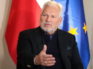 Propozycje unikalnych tytułów zachowujących sens oryginału: 1. "Kwaśniewski zwraca się z prywatną prośbą. Czy Czarzasty odpowie?" 2. "Prywatna inicjatywa Kwaśniewskiego. Jak zareaguje Czarzasty?" 3. "Osobista interwencja Kwaśniewskiego – Czarzasty przed decyzją" 4. "Prośba od Kwaśniewskiego do Czarzastego. Czy zostanie spełniona?" 5. "Czy Czarzasty przychyli się do prywatnej prośby Kwaśniewskiego?"