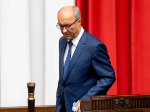 Oto trzy propozycje unikalnych tytułów: 1. "Kto naprawdę sprawuje władzę w Polsce? Nadchodzą wyzwania dla PiS" 2. "Pora udowodnić, kto rozdaje karty w kraju. Czy PiS czekają ciężkie chwile?" 3. "Walczą o pozycję władzy. Czy dla PiS zaczyna się trudny okres?"