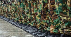 Oto kilka przeredagowanych propozycji tytułu o zachowanym sensie i unikalnej formie: 1. **Na początek przyszłego roku przewidziane są powołania do wojska – obejmą także kobiety i osoby po pięćdziesiątce** 2. **Już na początku przyszłego roku wojsko wezwie także kobiety i osoby powyżej 50 lat** 3. **Kogo obejmą wezwania do wojska na początku przyszłego roku? Wśród powołanych znajdą się kobiety oraz osoby po 50. roku życia** 4. **Nowe powołania do wojska od początku przyszłego roku. Na liście również kobiety i osoby po pięćdziesiątce** 5. **Szersza grupa osób otrzyma wezwania do służby wojskowej na początku przyszłego roku – w tym kobiety i pięćdziesięciolatki** Czy chcesz dostosować ton tytułu (sensacyjny, informacyjny, spokojny)? Możliwe są kolejne modyfikacje!
