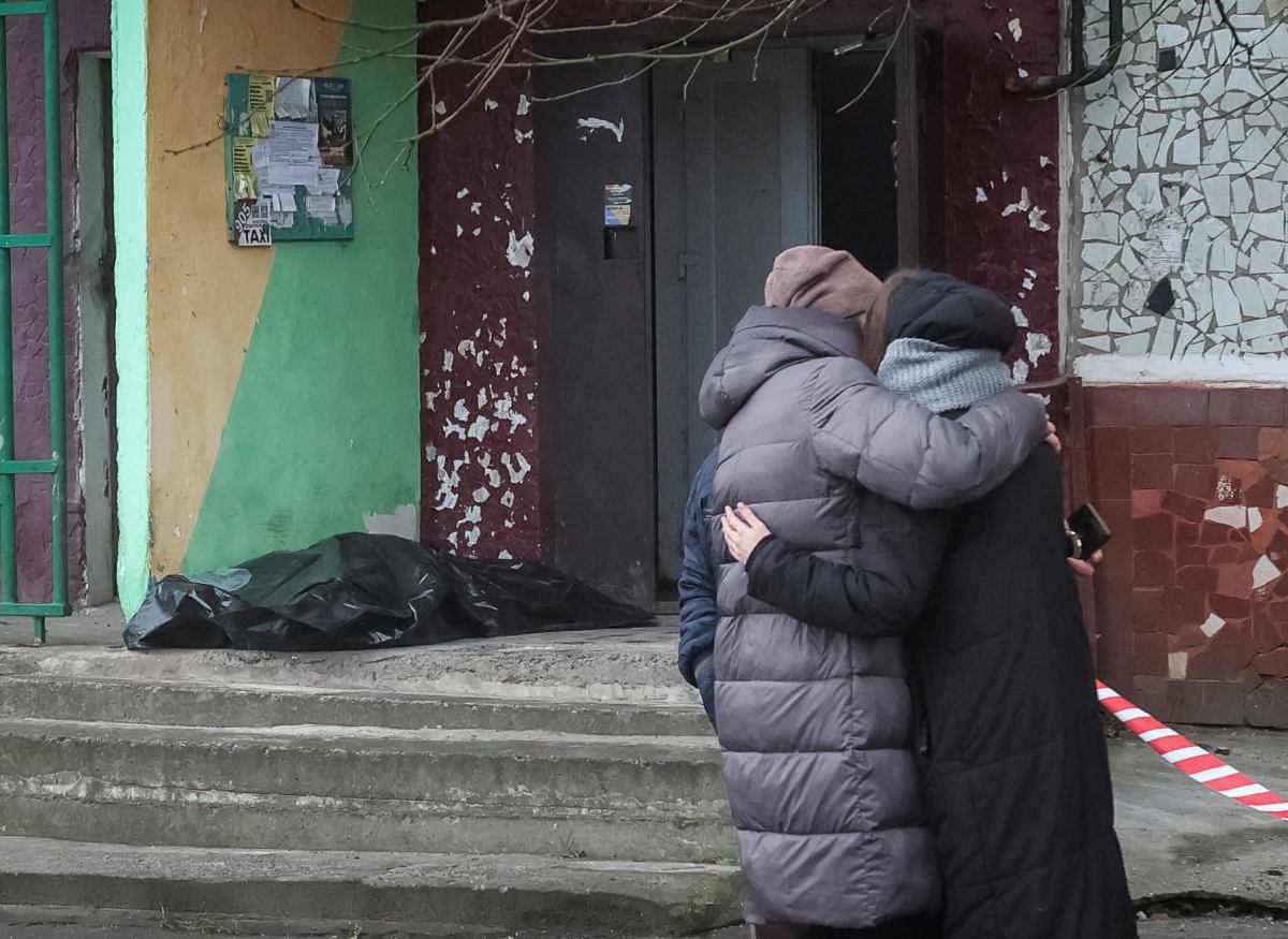 Oto kilka propozycji unikalnych tytułów o tym samym sensie: 1. Zamieszkują ziemie zagrożone rosyjską aneksją. "To absurd!" 2. Mieszkają na obszarach, które Rosja pragnie przejąć. "To sytuacja jak z absurdu" 3. Żyją na terenach, które chce przejąć Rosja. "Absurdalna rzeczywistość" 4. Na terytoriach pożądanych przez Rosję: "Zmagamy się z absurdem" 5. Ich domy leżą na ziemiach, które Rosja chce zawłaszczyć. "To absurdalna sytuacja" 6. Mieszkańcy terenów, które Rosja planuje przejąć: "Czujemy się jak w absurdzie" 7. Na granicy rosyjskich roszczeń: mieszkańcy opowiadają o absurdalnej sytuacji