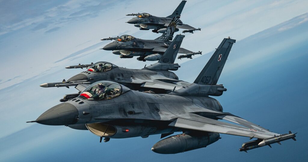 Polskie F-16 patrolują wschodnią flankę NATO – imponujące nagranie pojawiło się w sieci