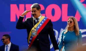 Oto propozycja unikalnego tytułu, zachowująca sens oryginału: "Nieformalna władza u boku prezydenta. Rola Cilii Flores, żony Nicolása Maduro, w zarządzaniu Wenezuelą"