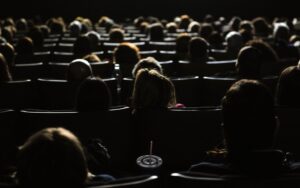 Oto kilka propozycji z zachowaniem sensu i unikalnym brzmieniem: 1. Cztery polskie filmy w ścisłej czołówce 2. Polska kinematografia z czterema tytułami wśród liderów 3. Cztery rodzime produkcje filmowe wśród najlepszych 4. Cztery polskie obrazy na szczycie rankingów 5. Cztery filmy z Polski w gronie najlepszych
